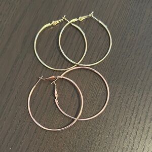 2 pairs of 50 mm earrings. 1 gold and 1 rose gold